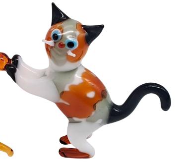 2 Stieglitze auf Ast mit Katze, stehend