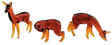 3 Rehe mit 2 Tannen