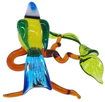 kleine Blaumeise auf Ast, stehend (hellblau)