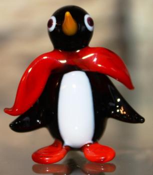 Pinguin mit Schal (rot)