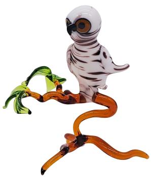 Preview: kleine Schneeeule auf Ast, stehend