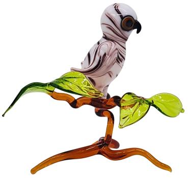 kleine Schneeeule auf Ast, stehend