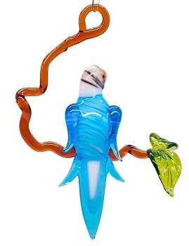 kleiner Wellensittich auf Ast, hellblau