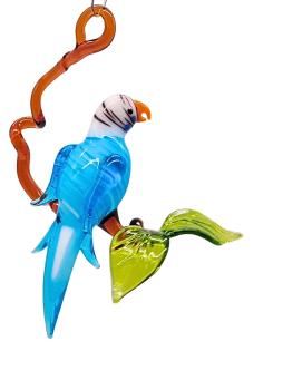 kleiner Wellensittich auf Ast, hellblau