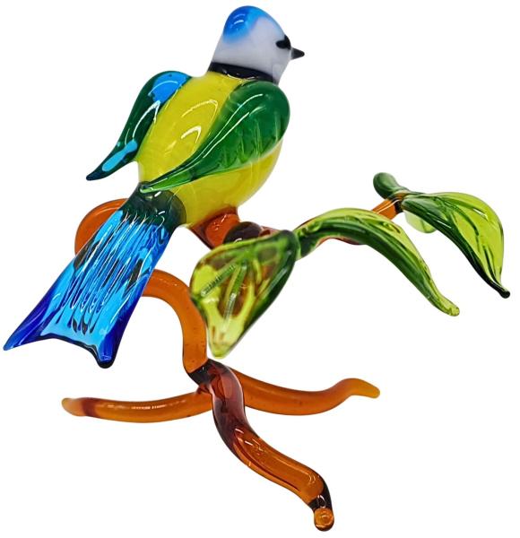 kleine Blaumeise auf Ast, stehend (hellblau)