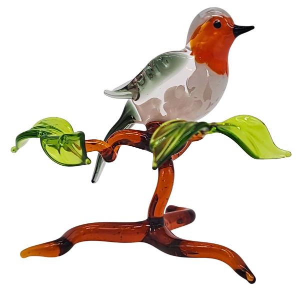 kleines Rotkehlchen auf Ast, stehend