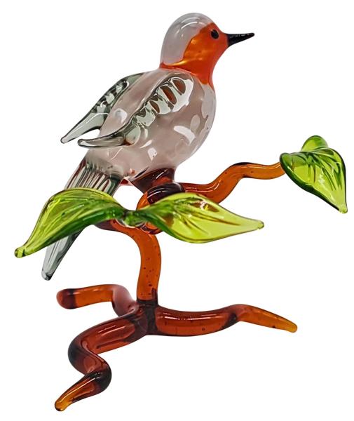 kleines Rotkehlchen auf Ast, stehend