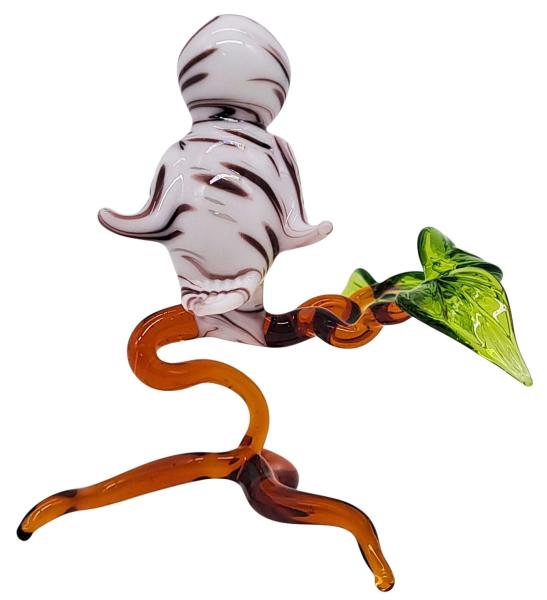 kleine Schneeeule auf Ast, stehend