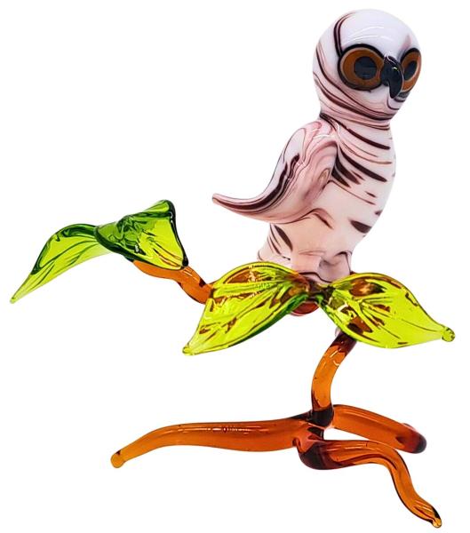 kleine Schneeeule auf Ast, stehend