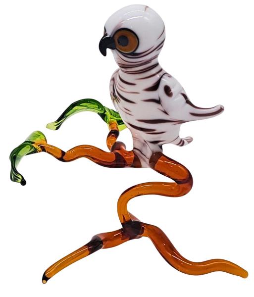 kleine Schneeeule auf Ast, stehend