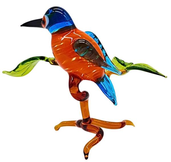 kleiner Eisvogel auf Ast, stehend