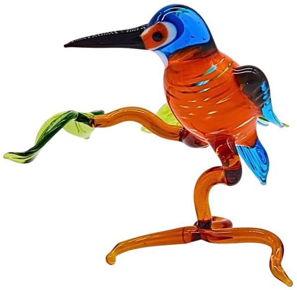 kleiner Eisvogel auf Ast, stehend