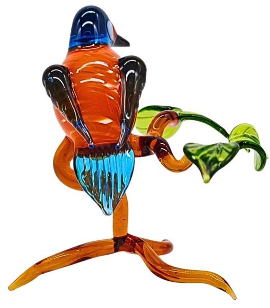 kleiner Eisvogel auf Ast, stehend