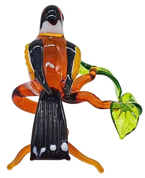 kleiner Stieglitz auf Ast, stehend