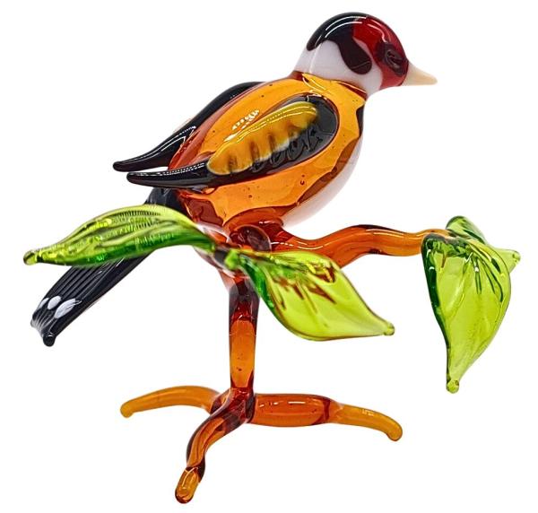 kleiner Stieglitz auf Ast, stehend