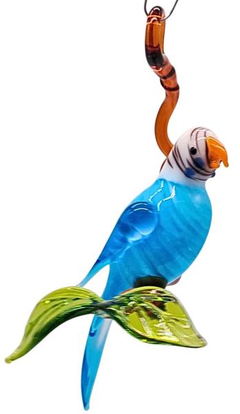 kleiner Wellensittich auf Ast, hellblau